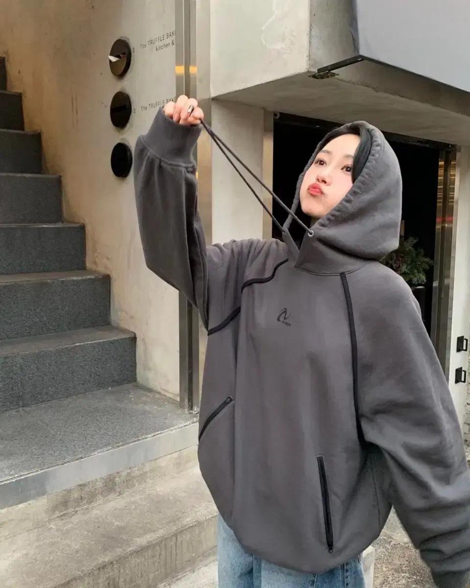 택있는 새상품) 널디 Nerdy 핀휠 지퍼 후드티