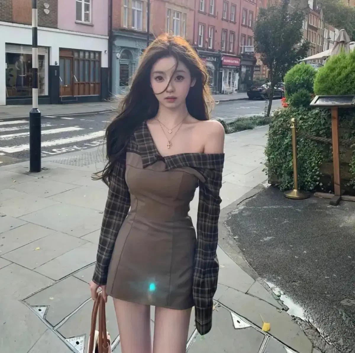 체크 숄더 미니 원피스