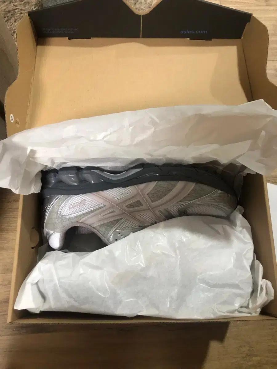 젤 님버스 10.1 kith 282.5 팝니다