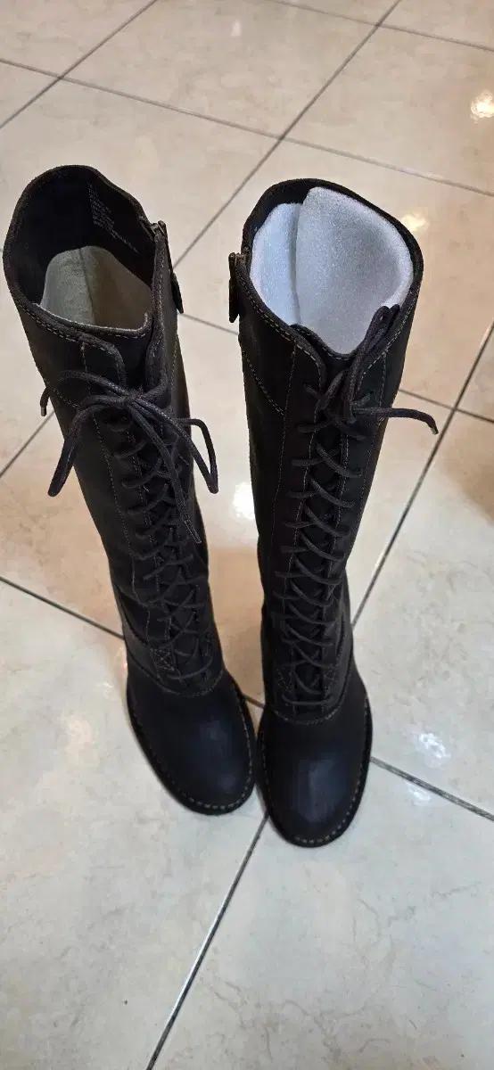 프라이 여성 롱부츠 힐 정품 240 볼없는분 추천드립니다