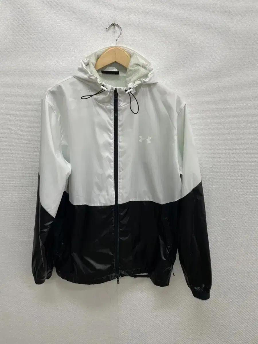 언더아머 바람막이 화이트/블랙 후드 자켓