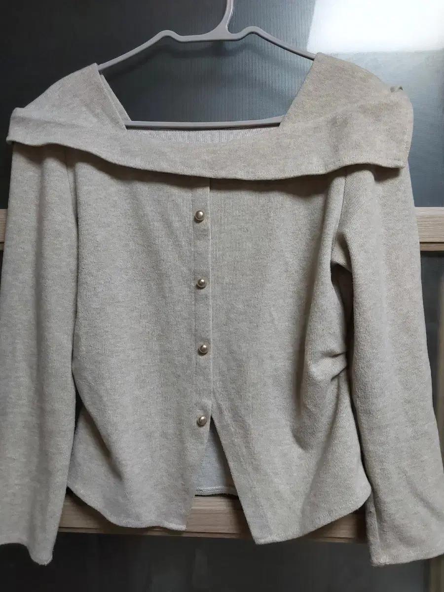 아이보리 오프숄더 니트 여성스런 디자인 55사이즈