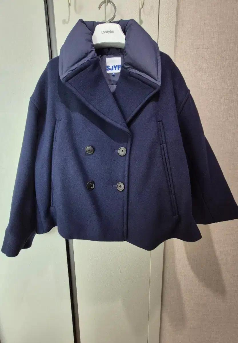 SJYP 네이비 숏 구스다운 코트