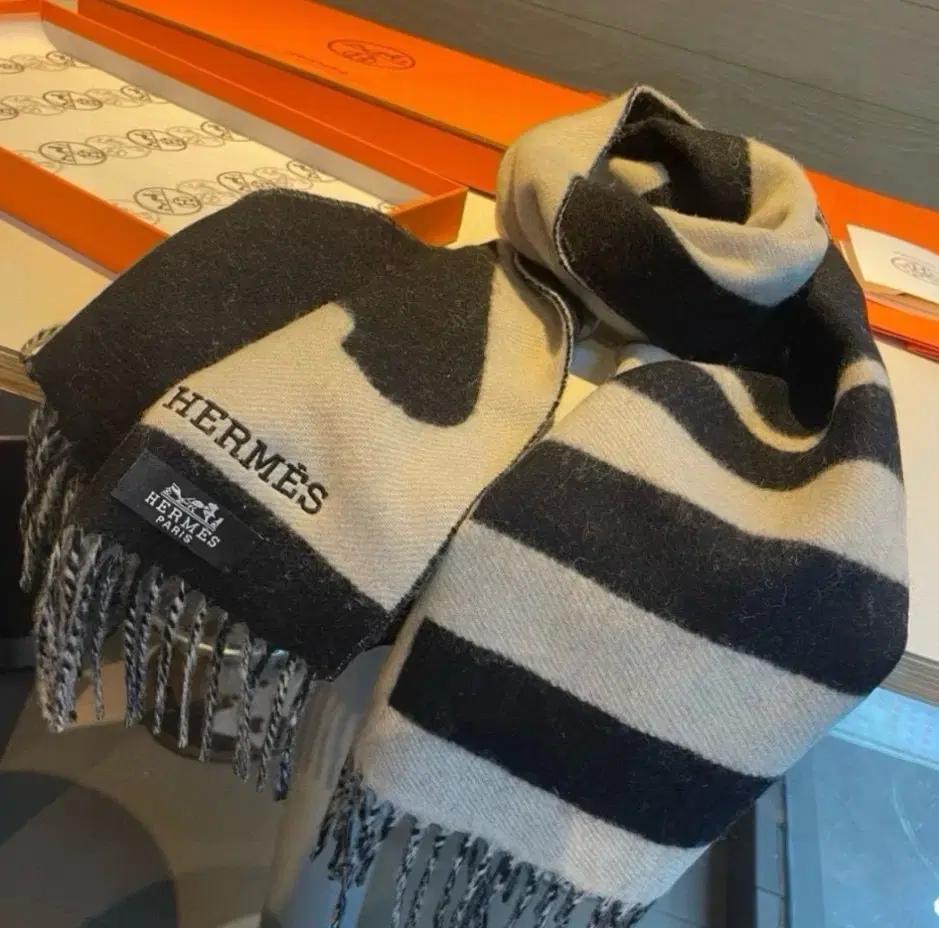 따뜻하고 편안한 염소 털실 목도리