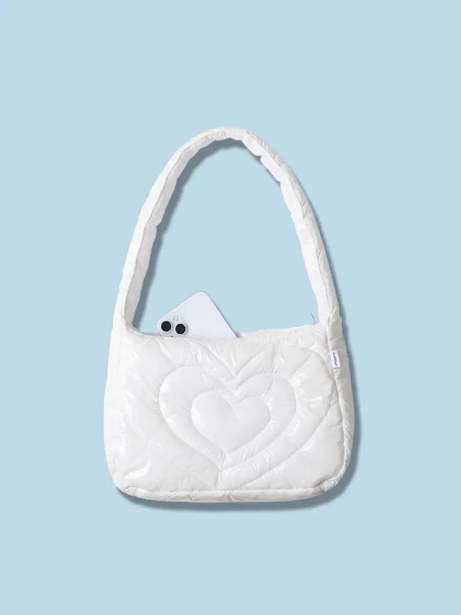 배드블루 하트 푸퍼 숄더 백 화이트 구해요