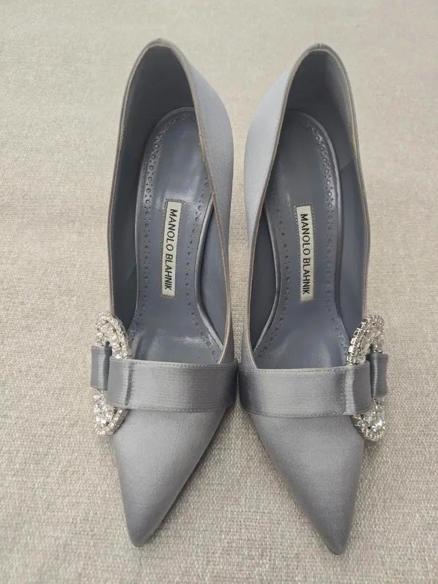 마놀로블라닉 그레이 Grey Satin 10.5센티 36반