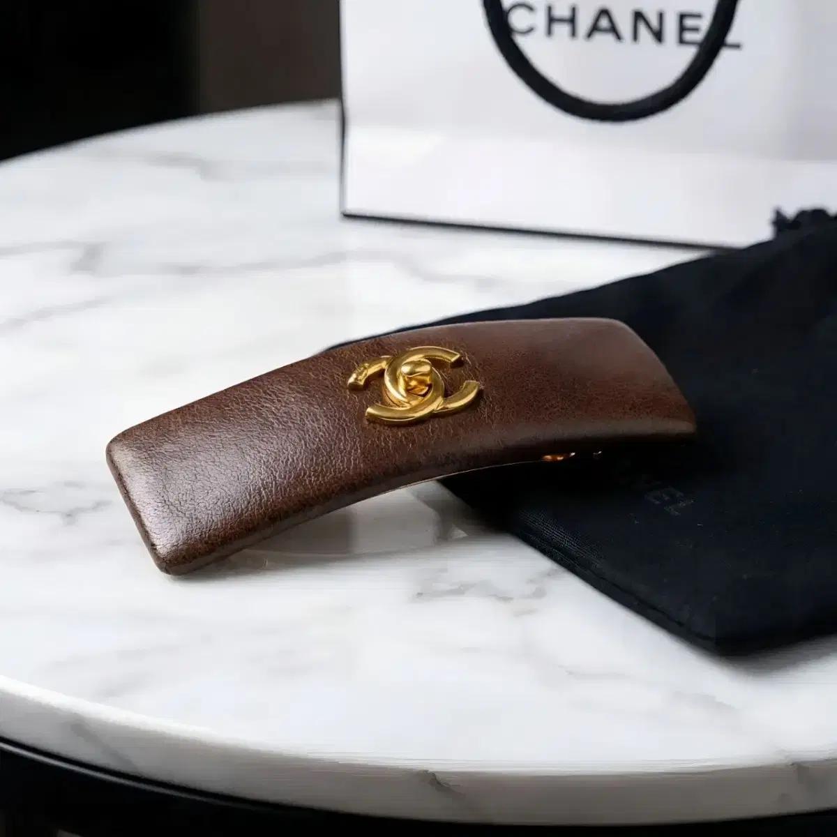 샤넬 레더 바레트 헤어핀 / 턴락 구조 / Made in France