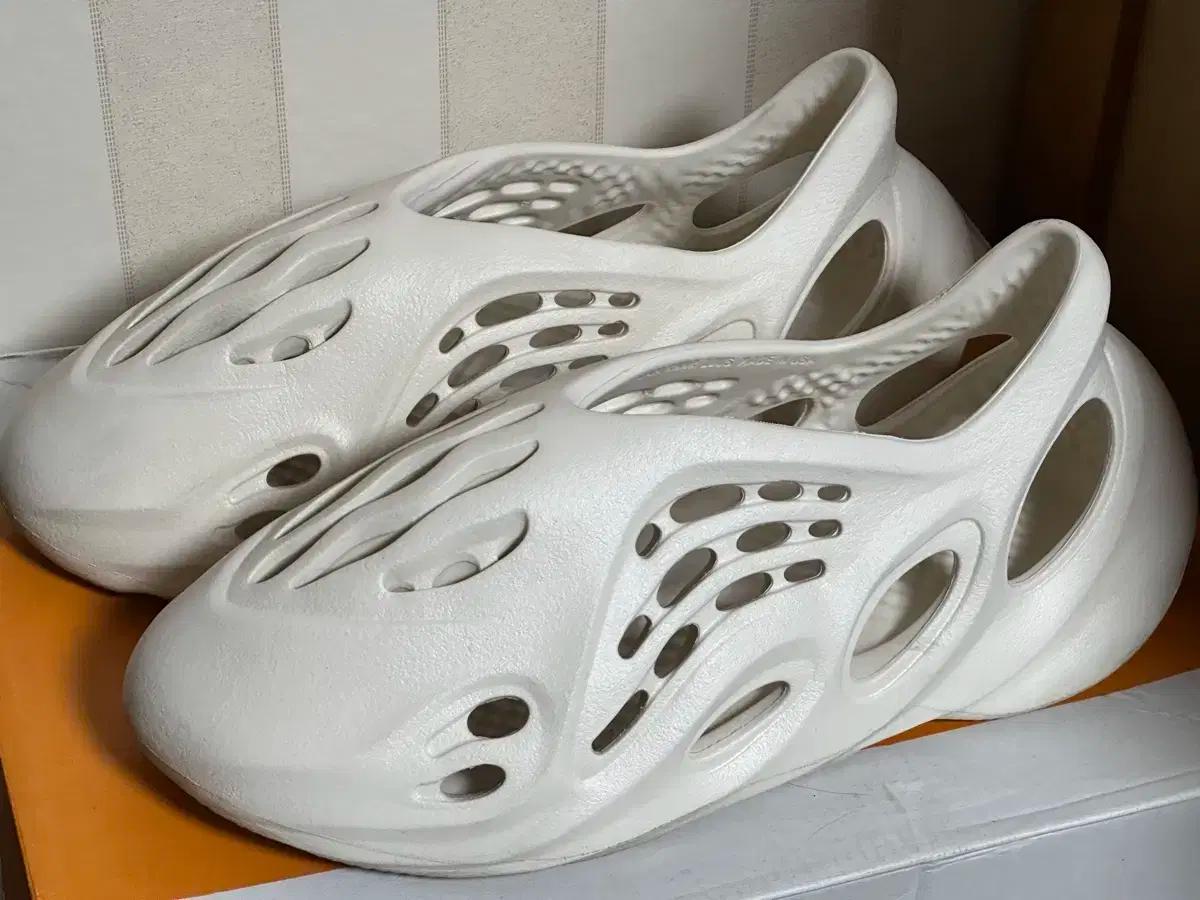 아디다스 이지 폼 러너 샌드 285