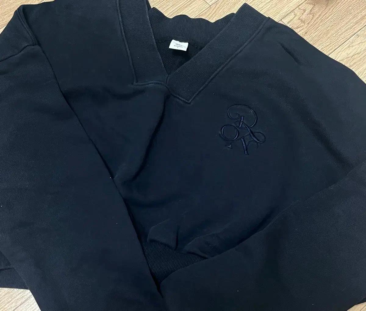 론론 브이넥 맨투맨