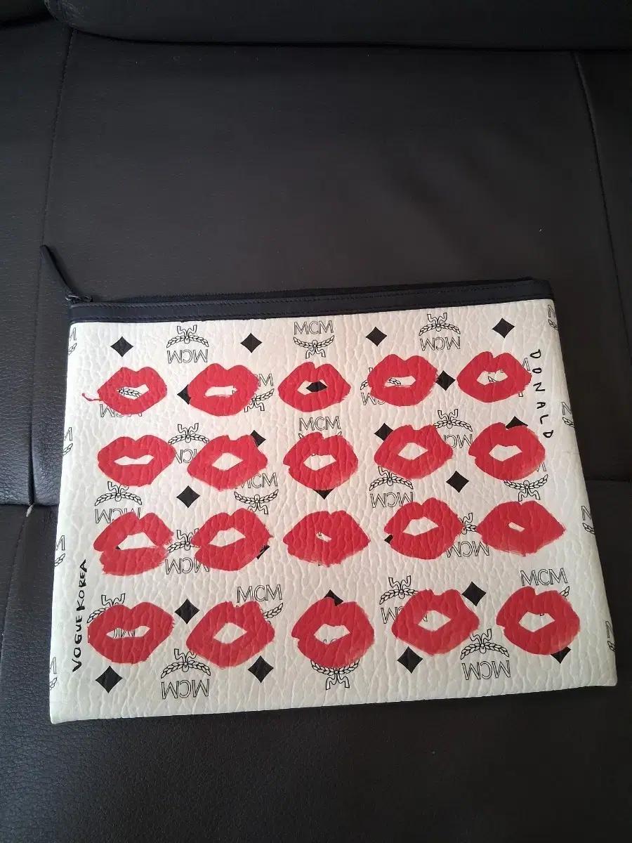 MCM 키스 프린트 파우치 Vogue Korea 콜라보