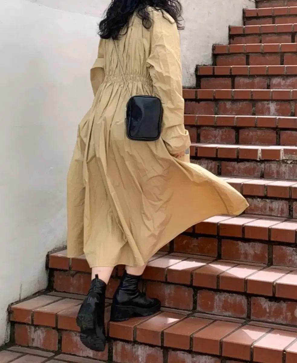 베이지셔링롱원피스 (코디한가방도 같이 팔고있어요) 릿킴가내스라블랙업미닝아