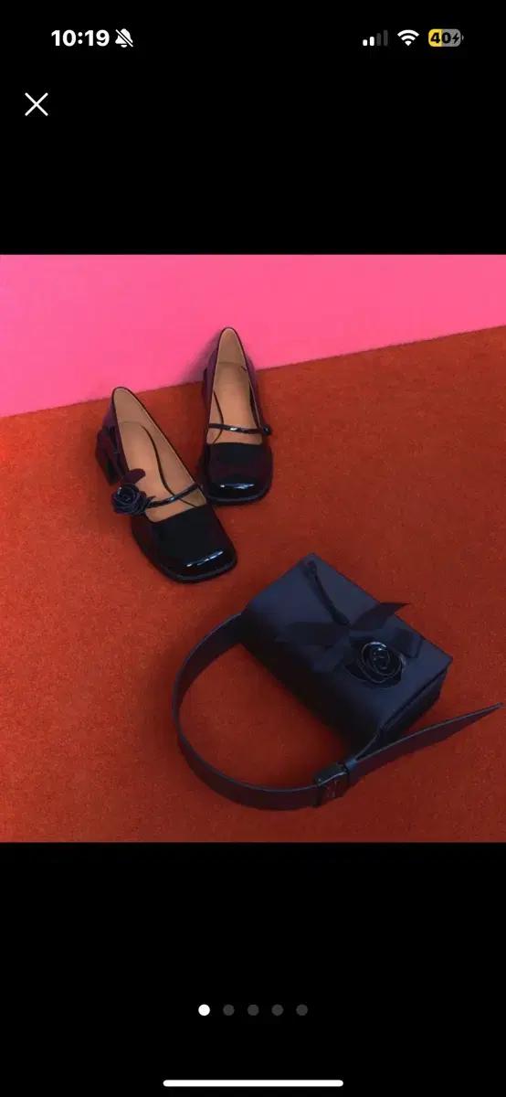 슈슈통X찰스앤키스 클로리스 에나멜 레더로즈 앰벨리쉬드 메리제인 구두