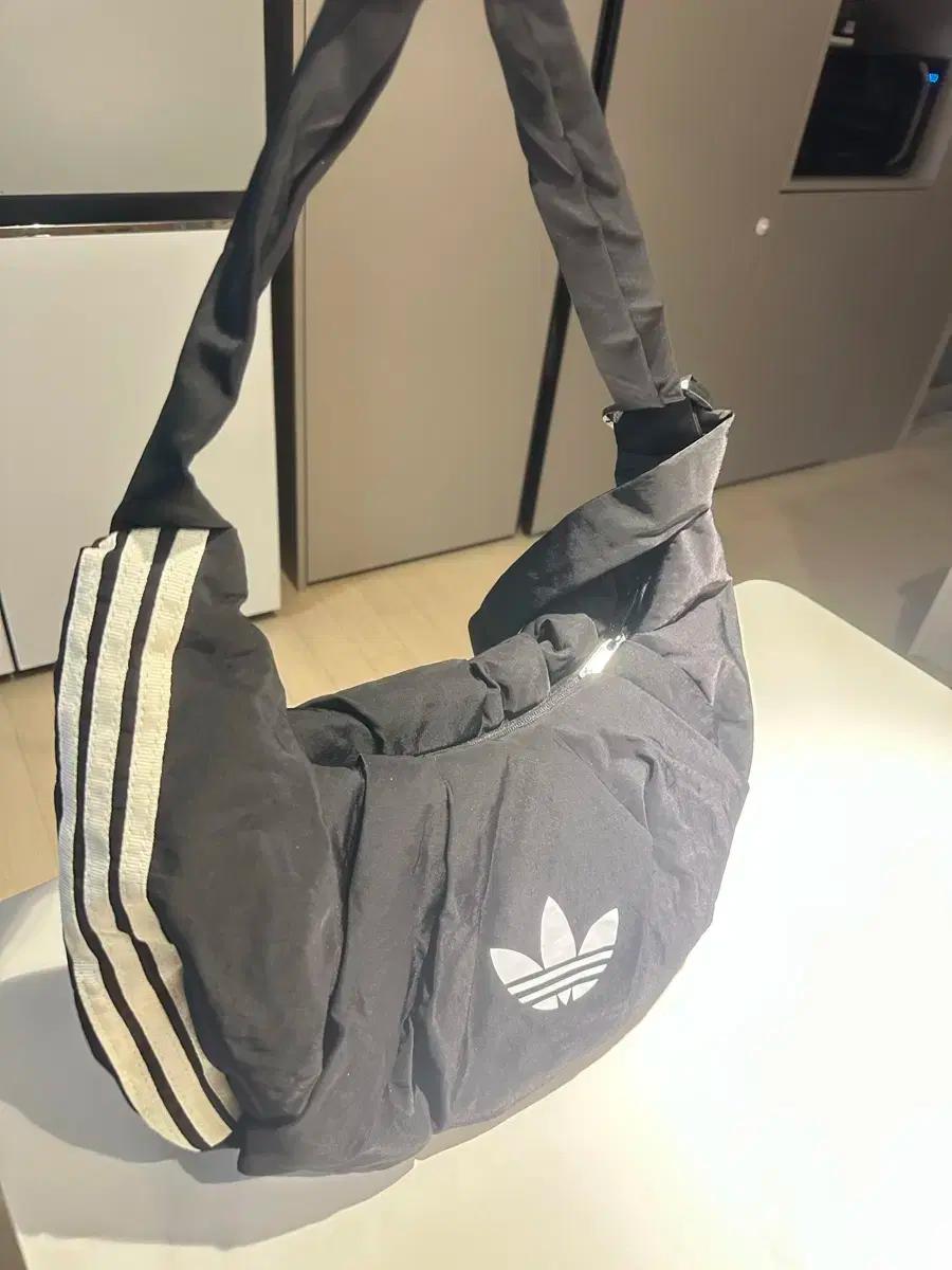 아디다스 크링클 버전 라지 사이즈  숄더백