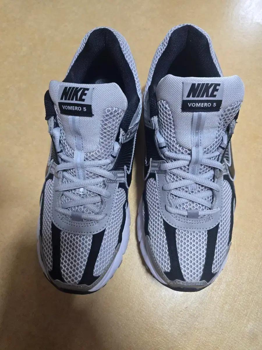 나이키 줌 보메로5 메탈릭실버블랙 270사이즈 팝니다.