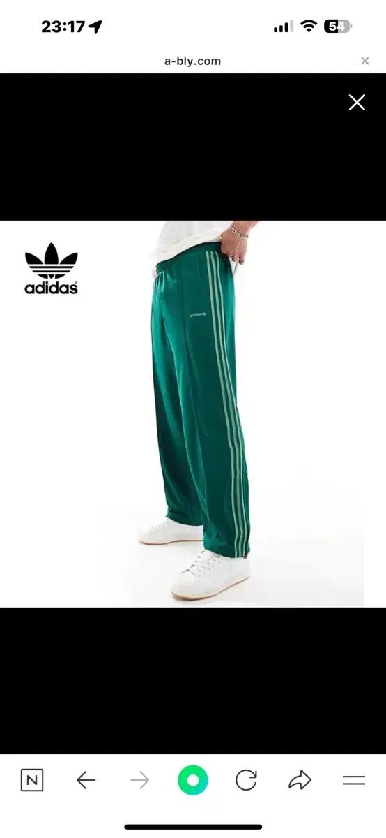 아디다스 Originals 라인의 핀턱 팬츠 Cgreen 색상입니다