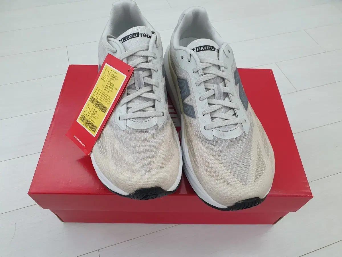 새상품 뉴발란스 퓨어셀 레벨v5 (D)사이즈 270,280 러닝화