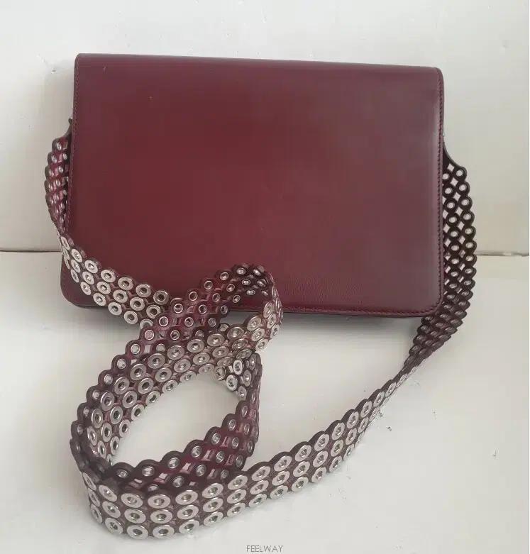 명품 알라이아(ALAIA 정품)버건디컬러 메탈 아일렛장식 숄더 크로스백