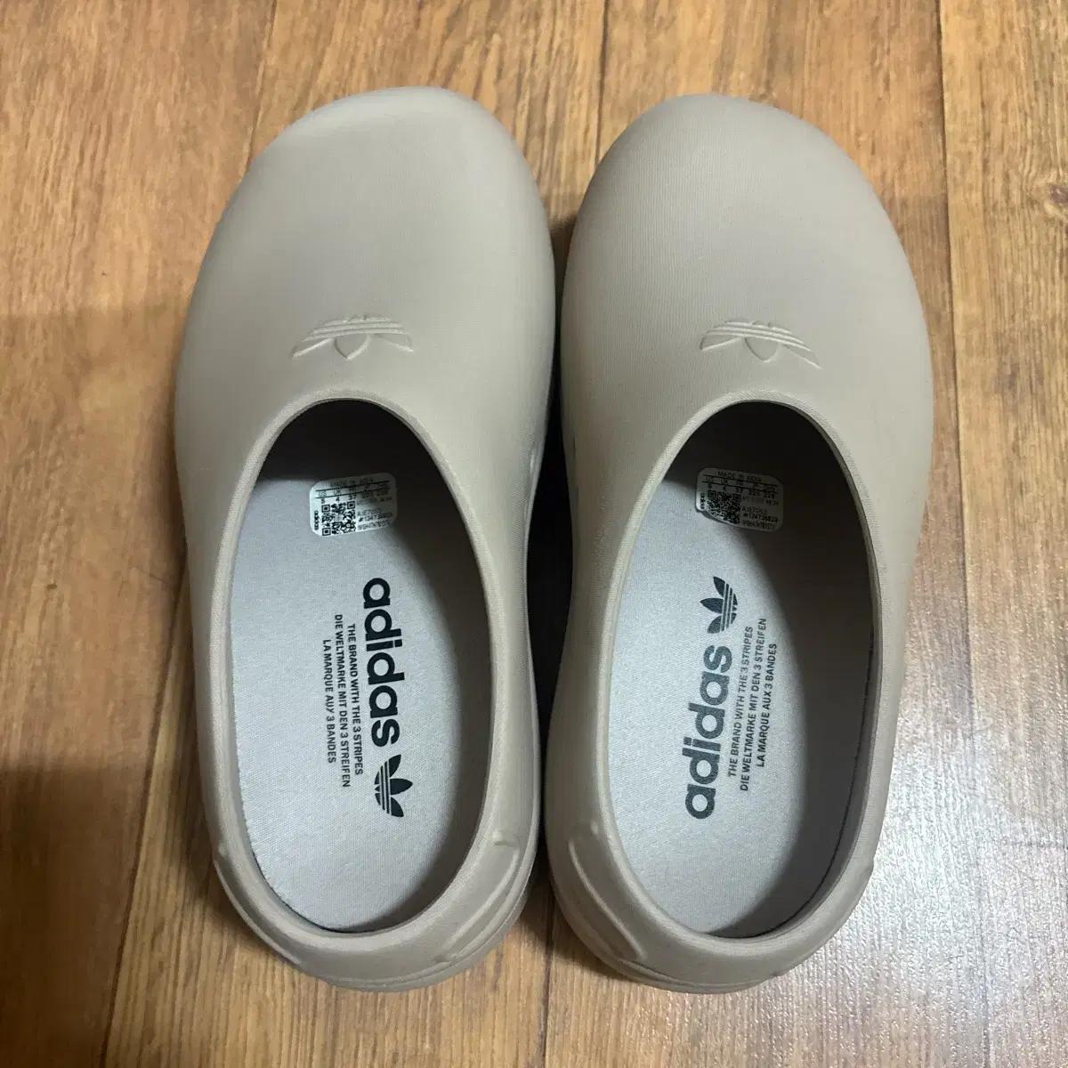 아디다스 아디폼 스탠 뮬 225
