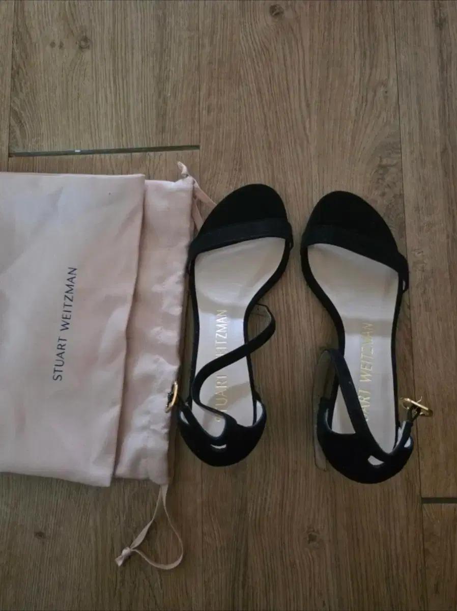 스튜어트 와이츠먼 블랙 샌들 230