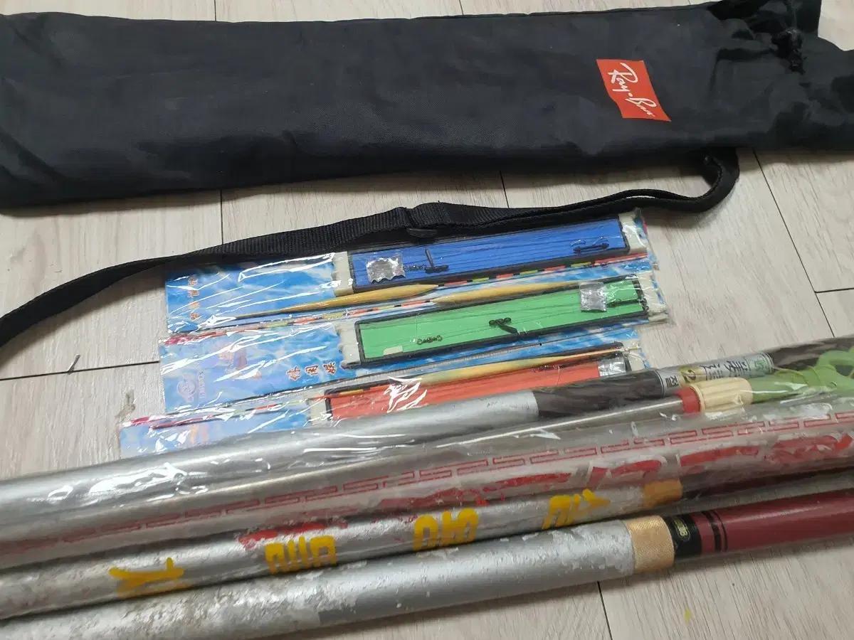 받침대 여러개 일괄 판매 (Ray-Ban 가방 포함)