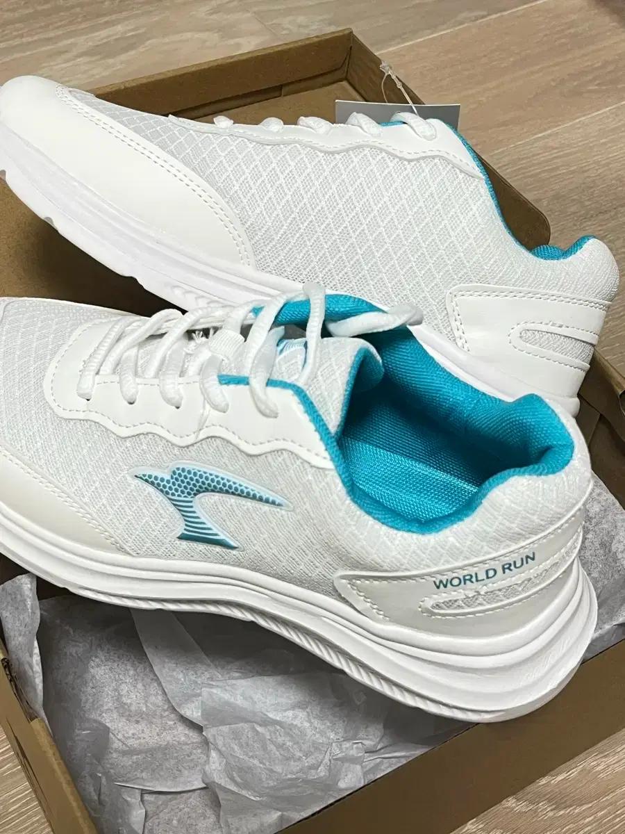 월드런 경량 러닝화 운동화 235 새상품
