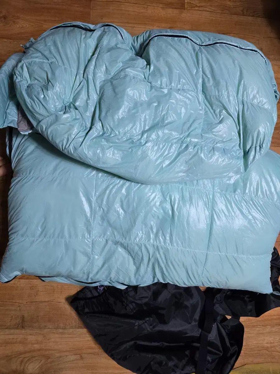 구스다운침낭.텐트.테이블.의자.반합.캠핑스토브