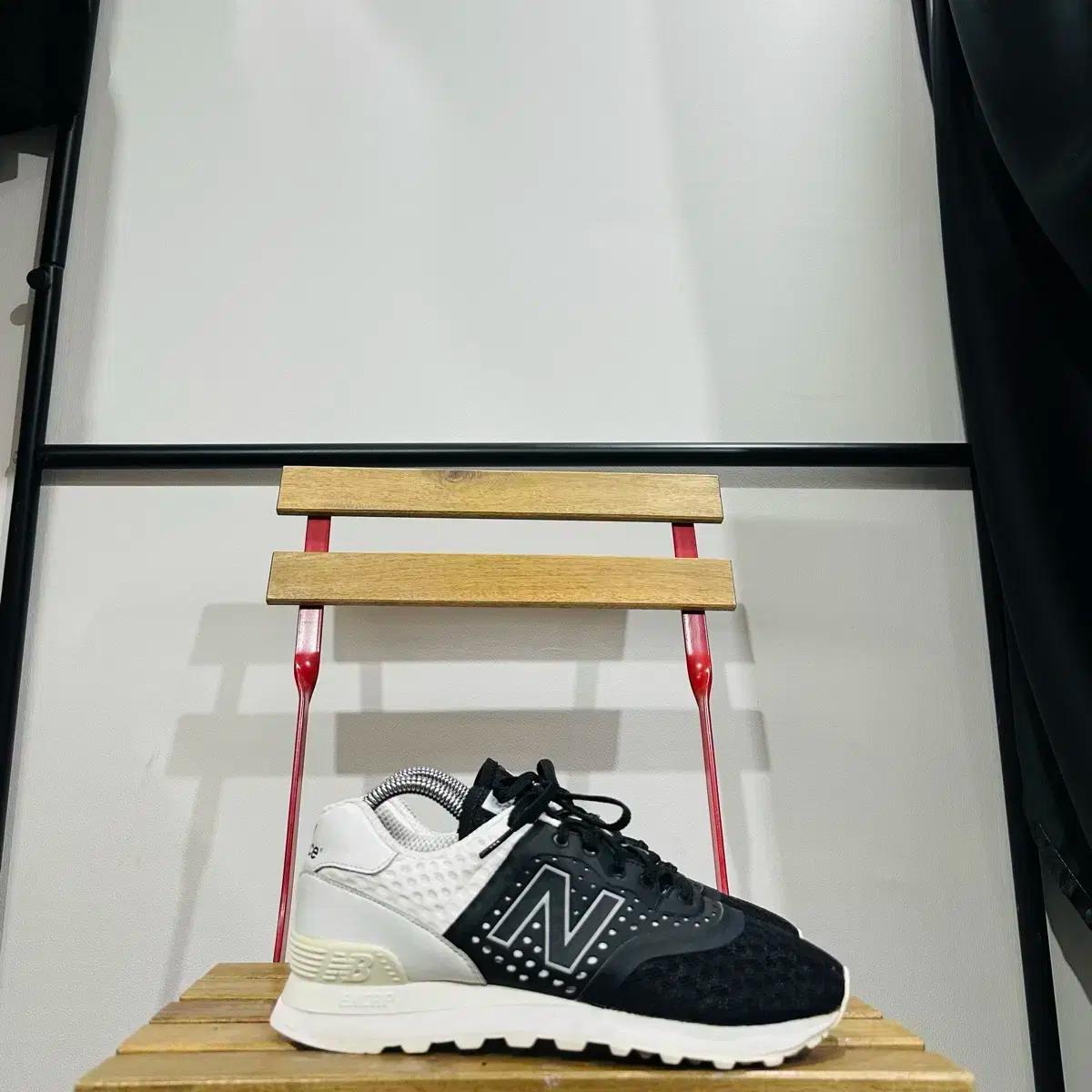 255) 뉴발란스 운동화 남성 남자 신발  574 리엔지니어드 검흰