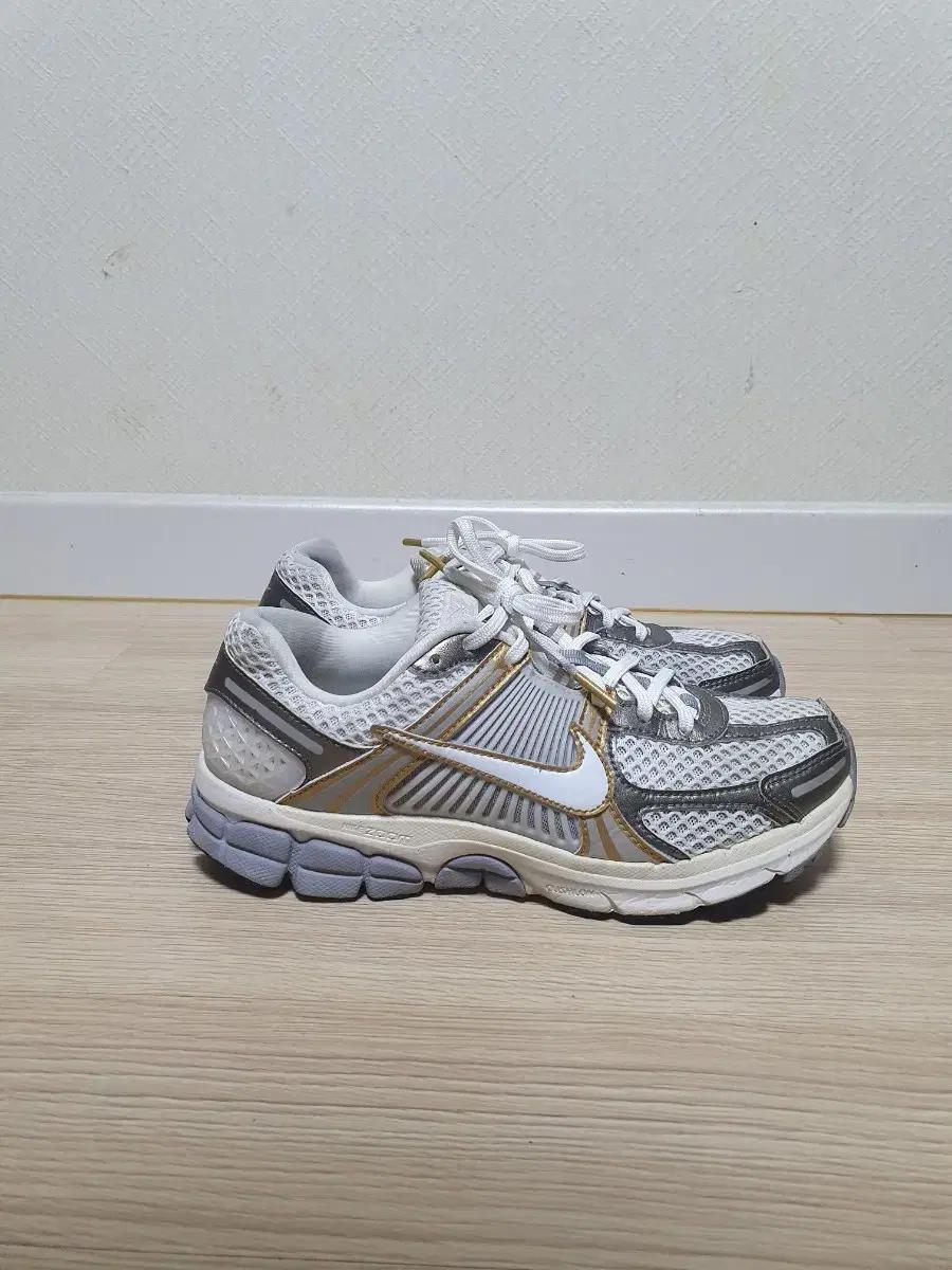 나이키 줌 보메로 5 운동화 255