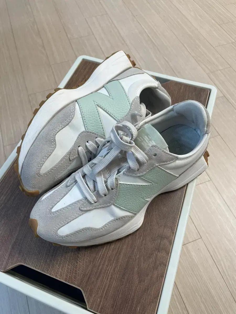 뉴발란스327 문빔 240사이즈 (오사카 구입)