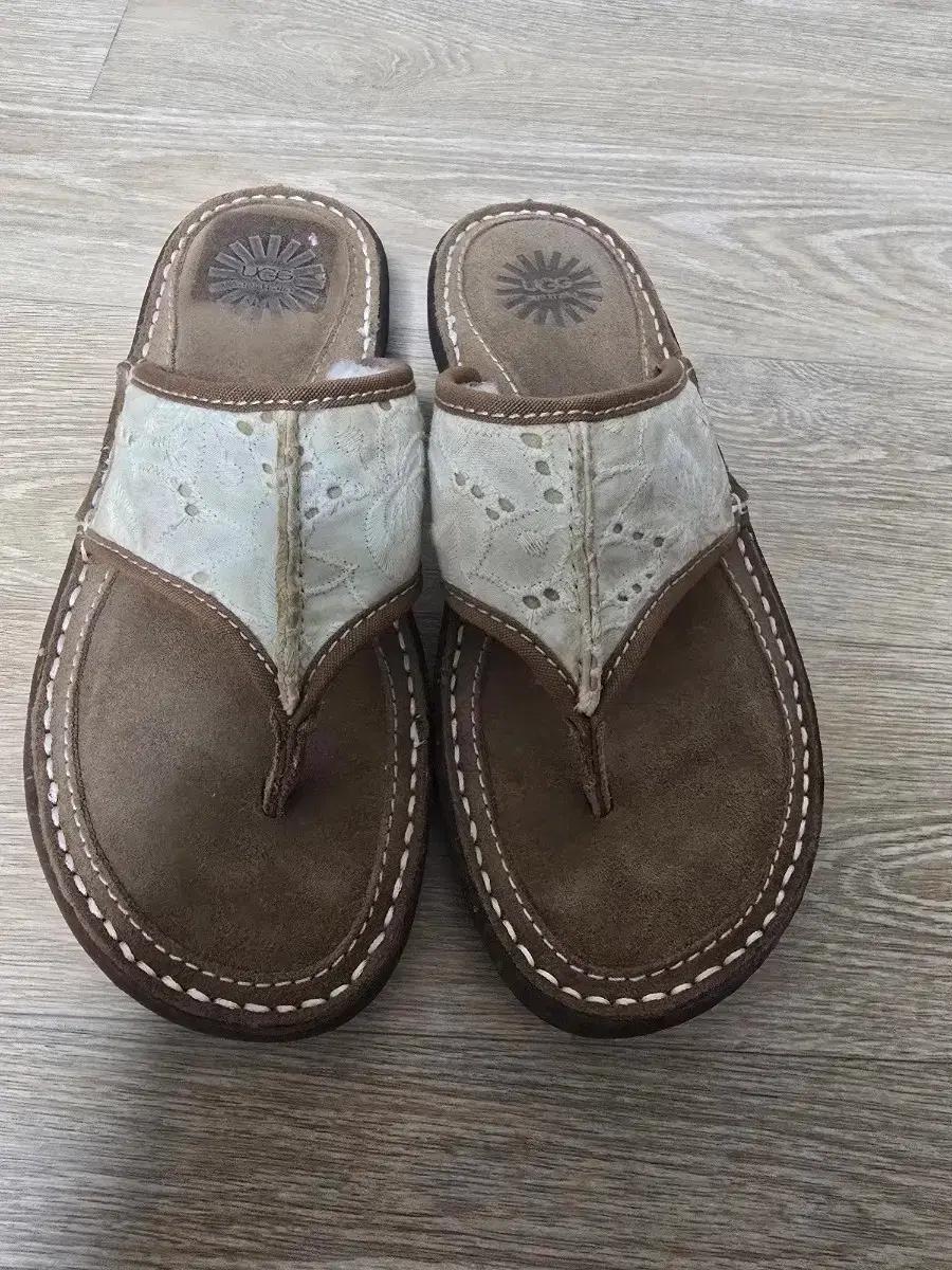 헐값처분 ㅡUGG 조리 240사이즈