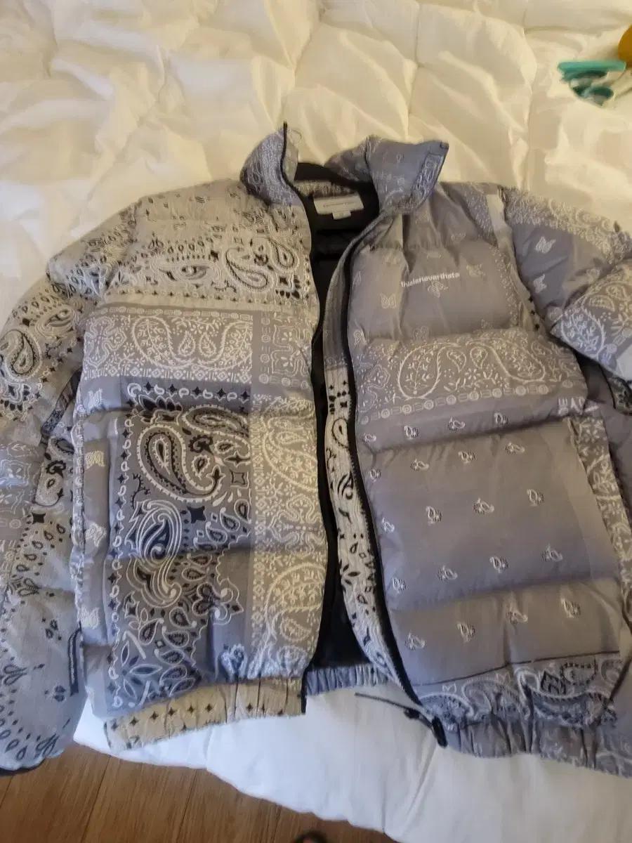 디스이즈네버댓 페이즐리 패딩 점퍼