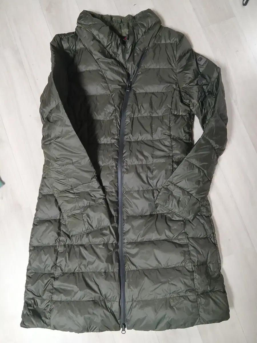 밀레카키색 롱 경량패딩 코트 95