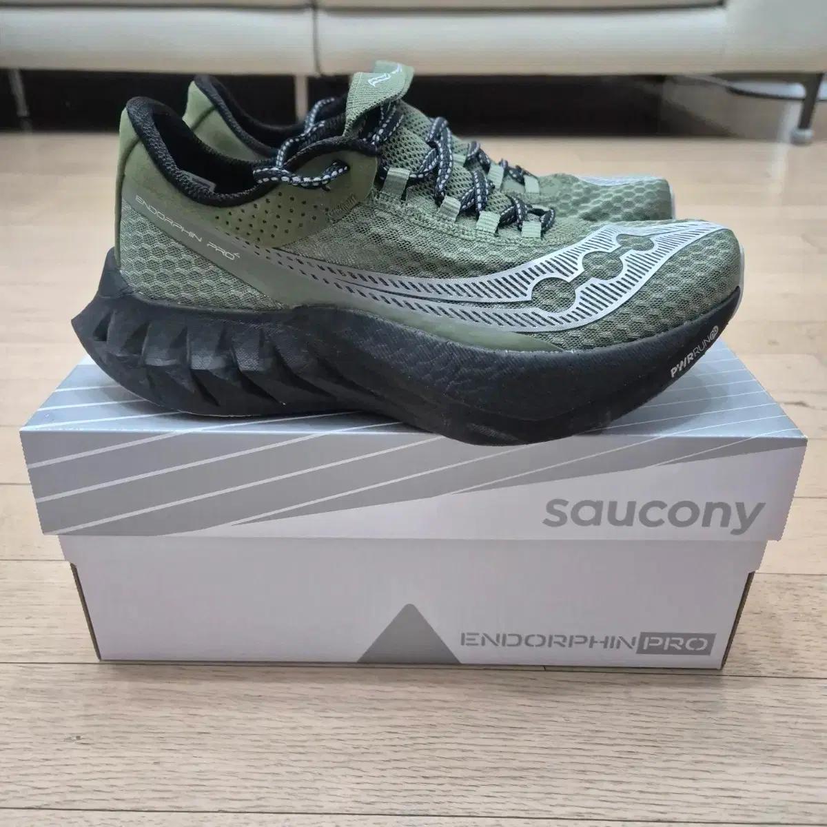 써코니 엔돌핀 프로4 카키색상 남성 255사이즈