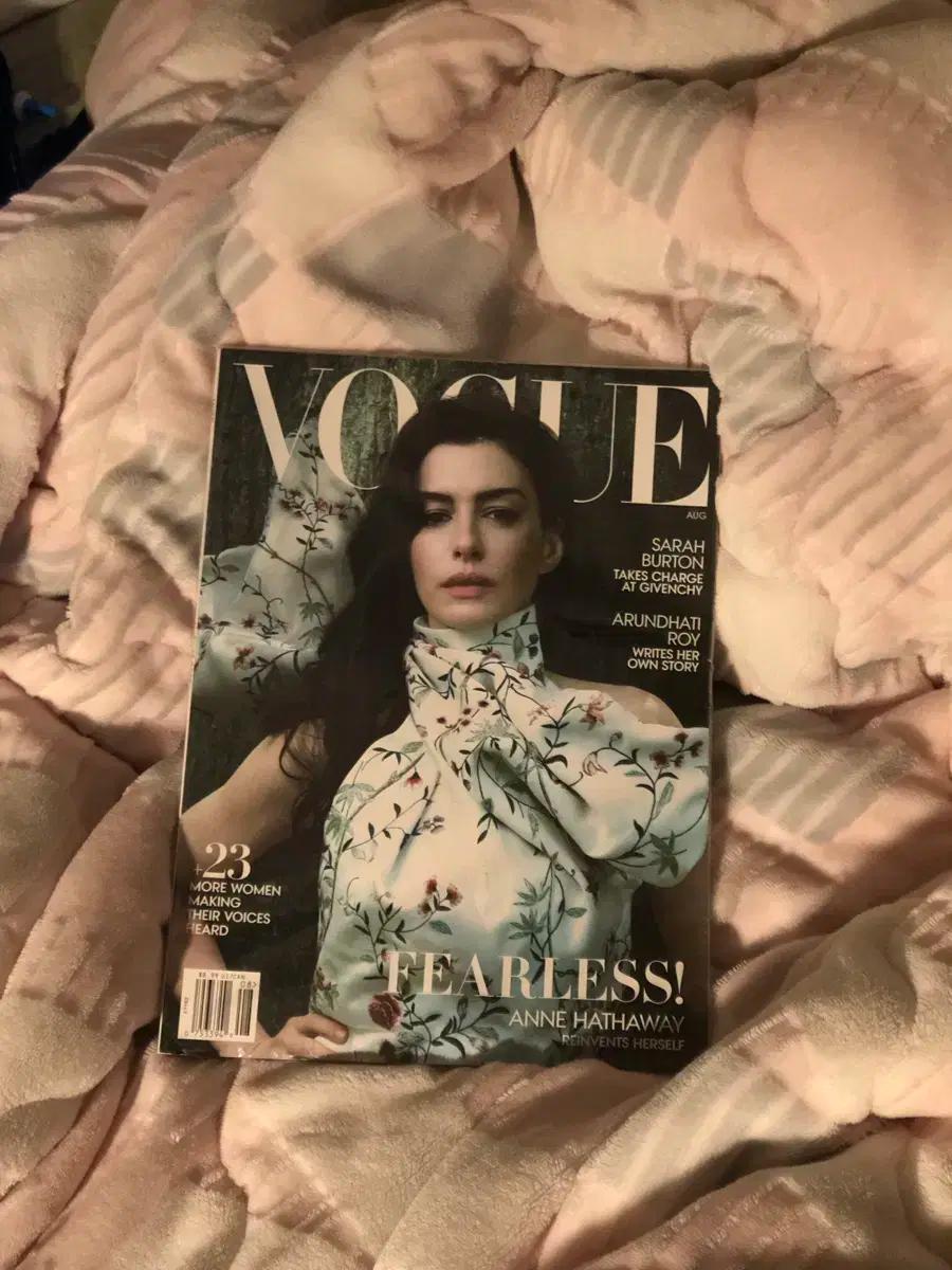 Vogue 2025년 앤 해서웨이 패션잡지