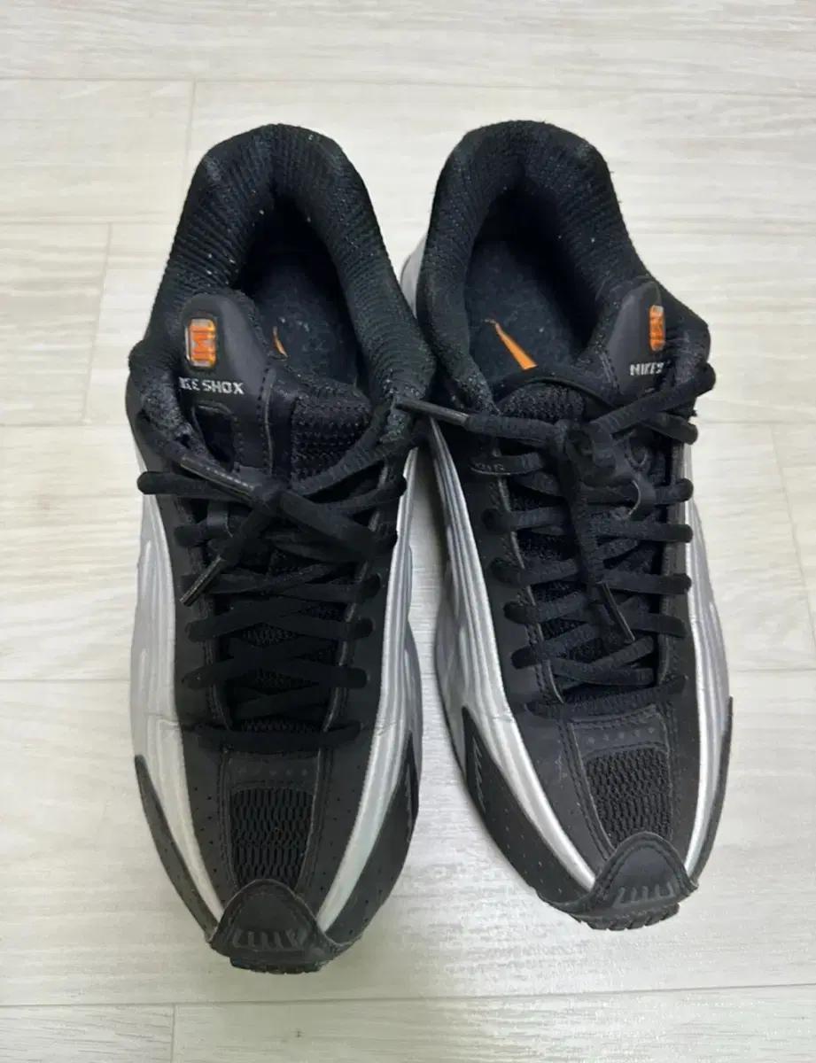 나이키 샥스 R4 검주 250 팝니다 (정품 공홈 급쳐해요