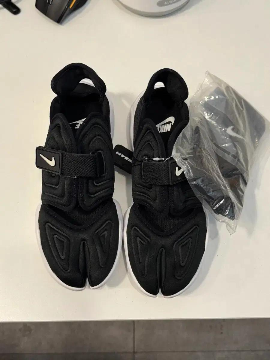 나이키 아쿠아 리프트 블랙 여성 샌들