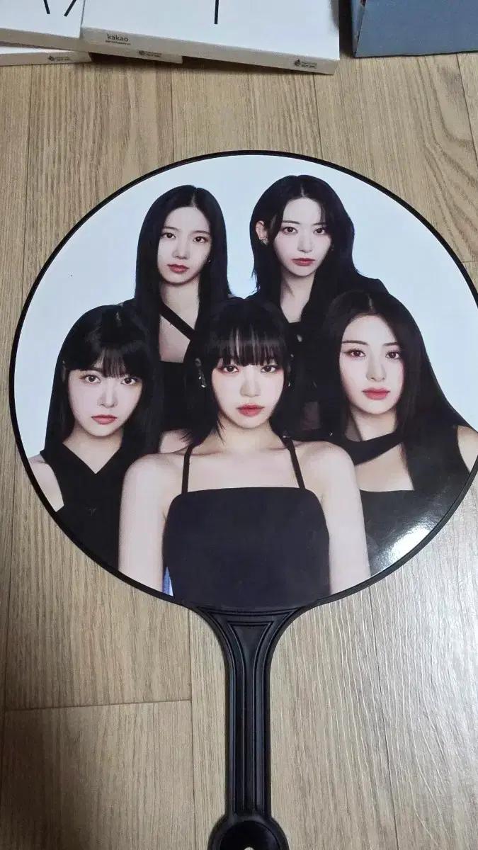 르세라핌 단체 이미지 부채
