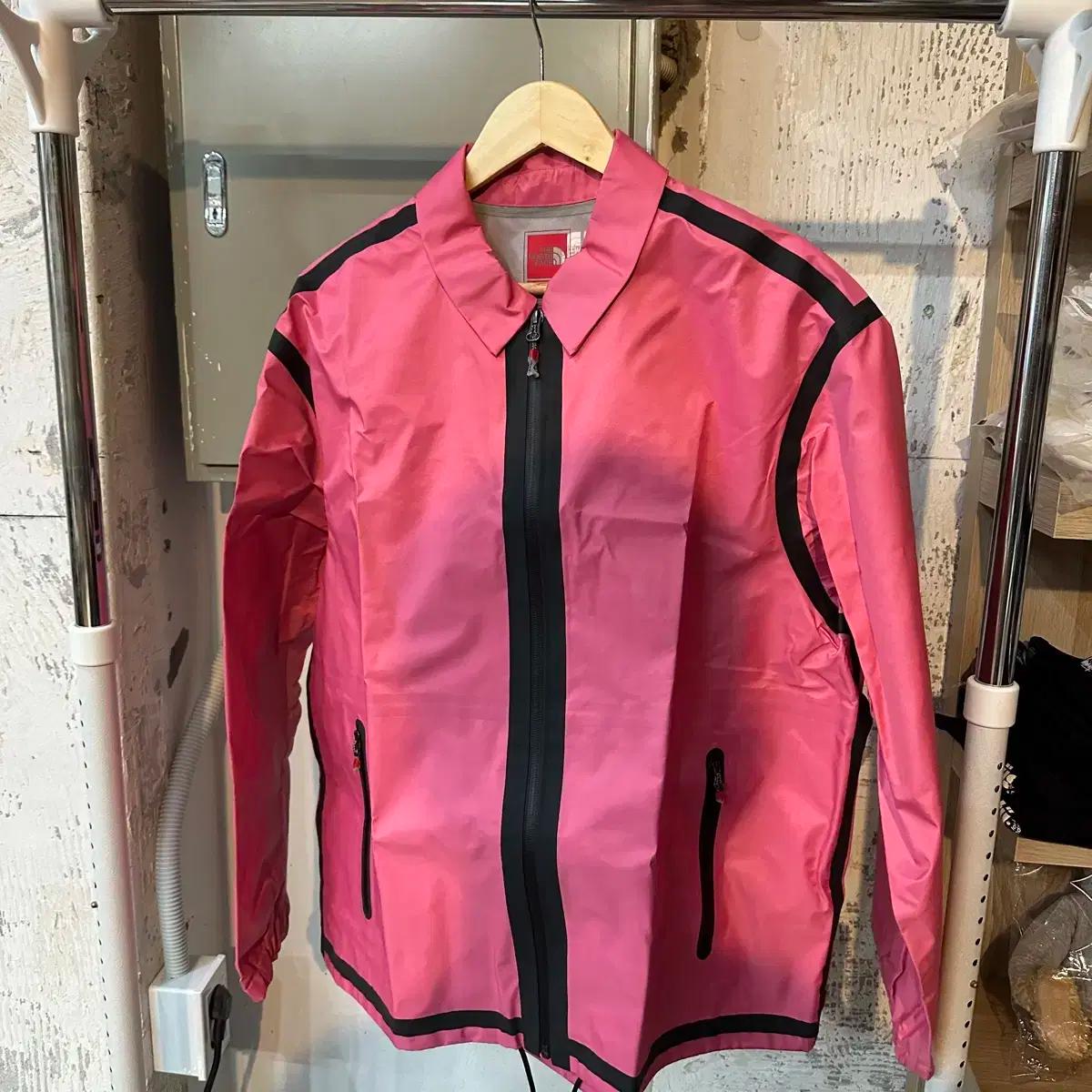 슈프림 x 노스페이스 서밋 시리즈 아우터 테이프 심 코치 자켓 핑크 L
