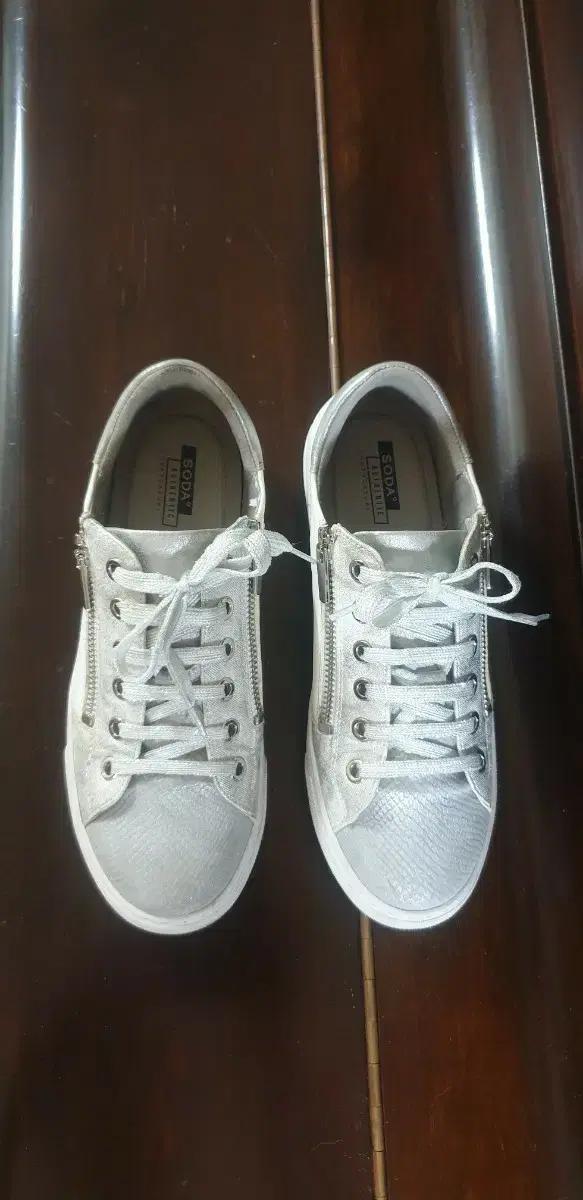 소다 여성 스니커즈 실버/화이트(230)