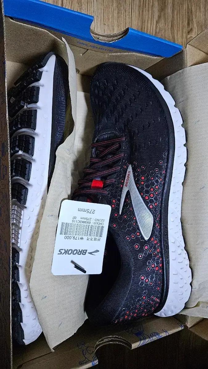 브룩스 글리세린17 운동화 새제품 275mm 팝니다