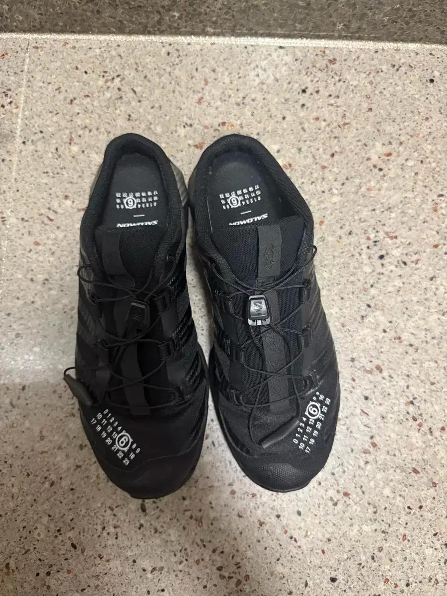 살로몬 x MM6 메종 마르지엘라 XT-4 뮬 블랙