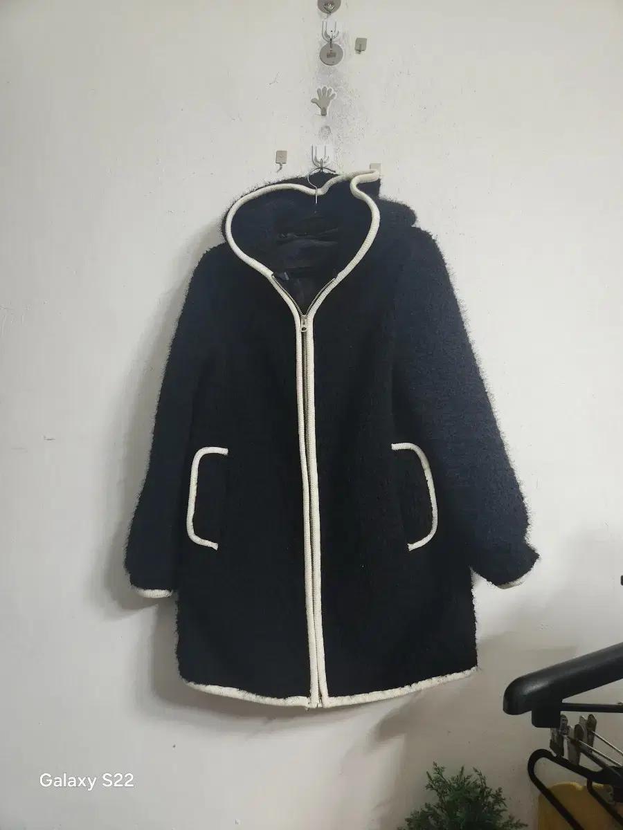 블랙 뽀글이 후드 롱 코트