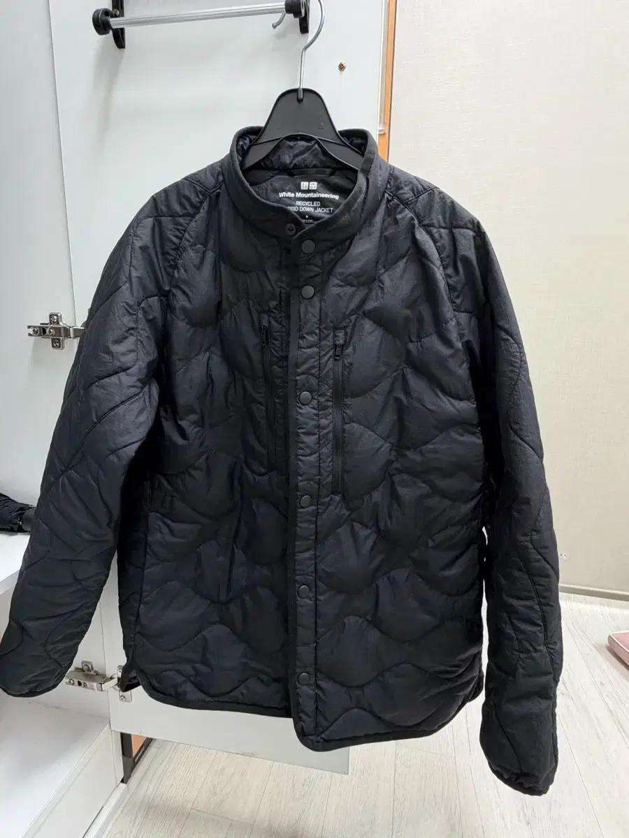 유니클로 화이트마운티어링 경량 패딩 블랙 M