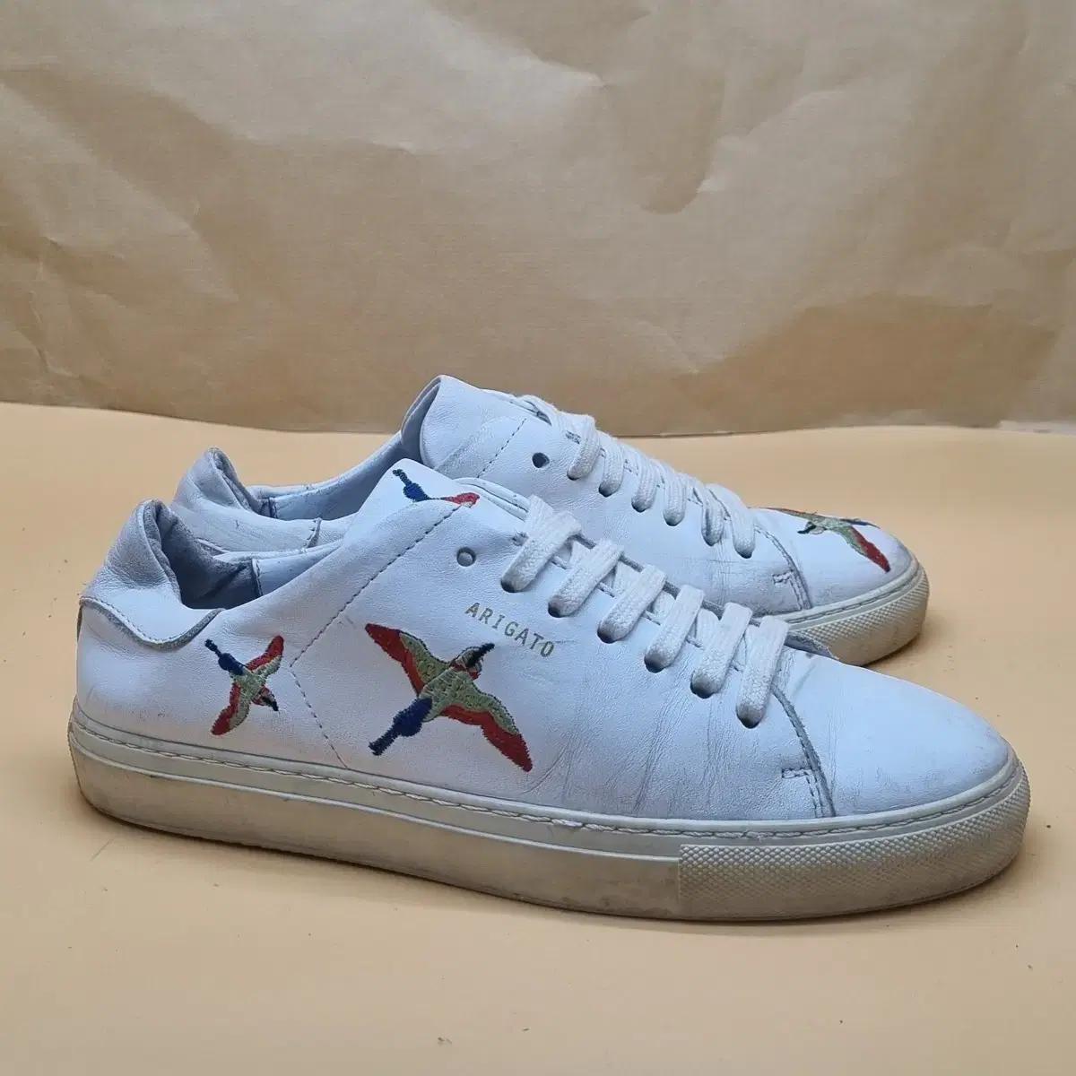 악셀아리가토 화이트 스니커즈7.5 245