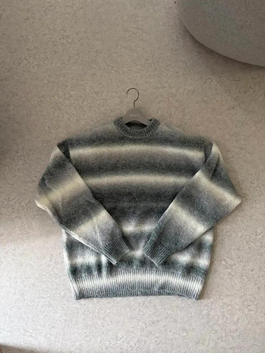 OY 헤어리 스트라이프 니트 스웨터