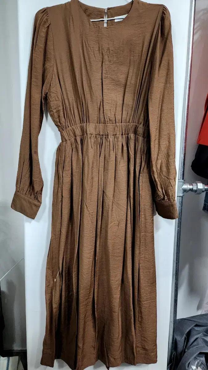 브라운 롱 원피스 셔링 퍼프소매