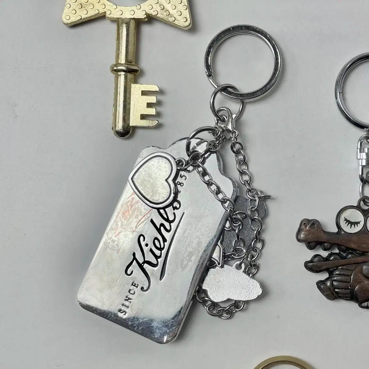 [중고] 키엘 Kiehl's 실버 레이어드 키링