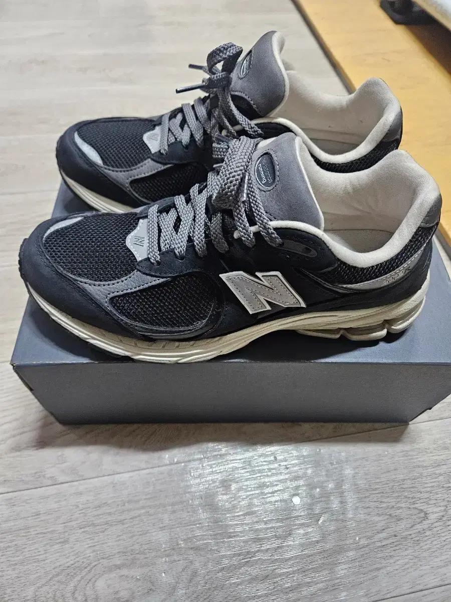 뉴발란스 2002R 블랙 스니커즈