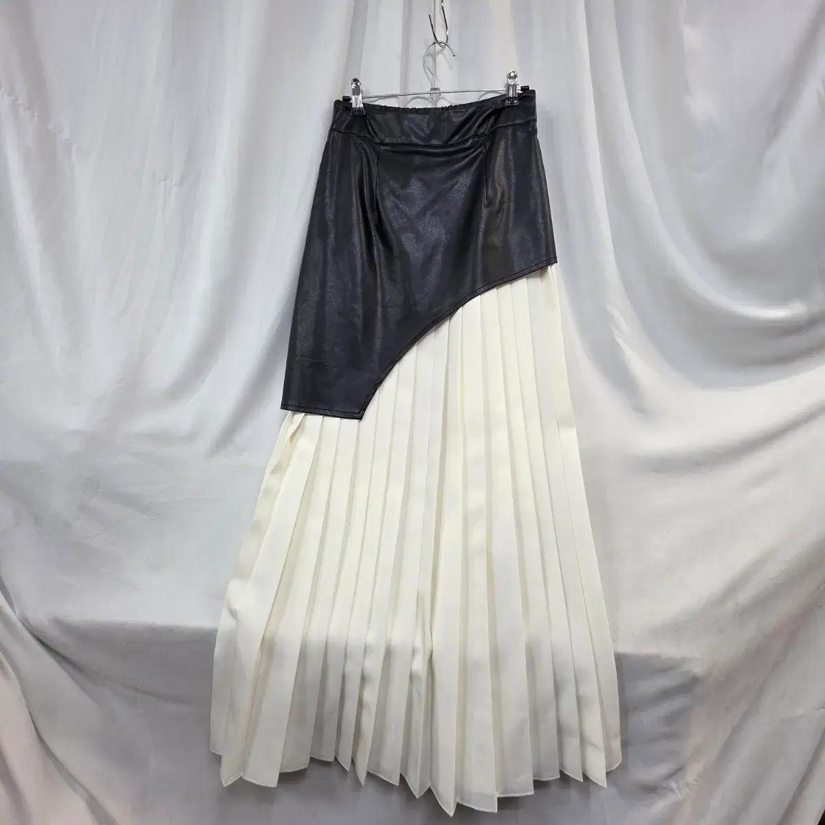 여성봄가을간절기블랙인조가죽배색주름 롱 스커트25~26