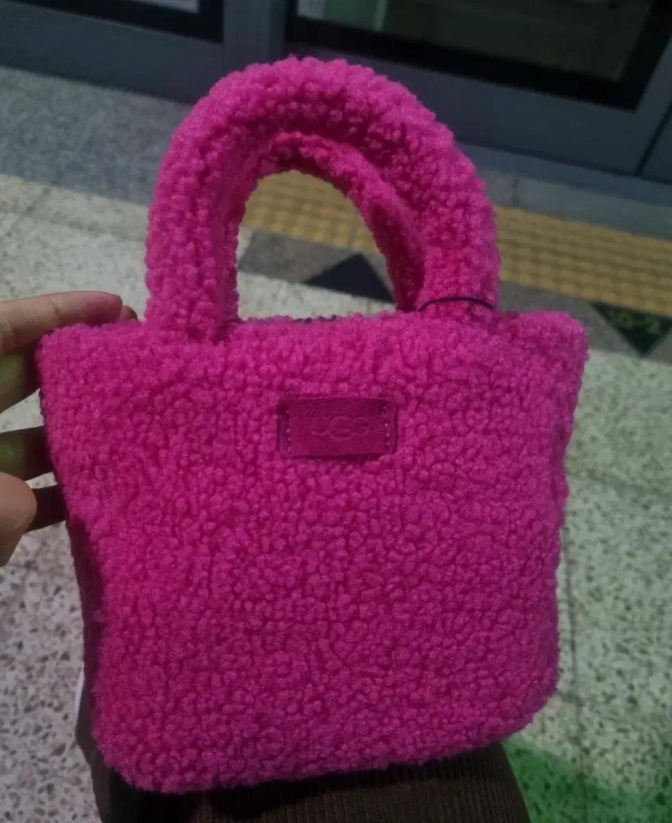 UGG 어그 마리벨 셰르파 뽀글이 가방 (네온핑크)